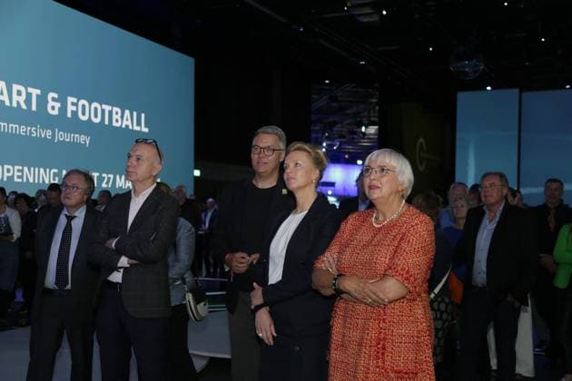 27.05.2024 Dortmund, Eröffnung Sonderausstellung In Motion Art & Football. Die immersive Schau ist ab dem 28. Mai in der Arena des DFB Fußballmuseums für das Publikum zu sehen. Sie läuft bis Januar 2025. Kulturstaatsministerin Claudia Roth (re.), Ministerin für Kultur und Wissenschaft des Landes Nordrhein-Westfalen Ina Brandes (2.v.re.) , DFB-Präsident Bernd Neuendorf (li.) und Dortmunds Oberbürgermeister Thomas Westphal (2.v.li.)