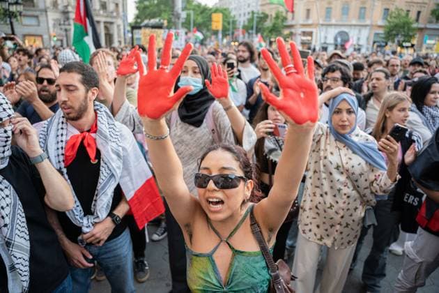 News Themen der Woche KW22 News Bilder des Tages May 27, 2024, Barcelona, Barcelona, Spain: People demonstrate at the EU headquarters in Barcelona in solidarity with Palestine after the Israeli army bombed a refugee center in Rafah, killing at least 50 minors. Barcelona Spain - ZUMAa239 20240527_zip_a239_001 Copyright: xMarcxAsensioxClupesx