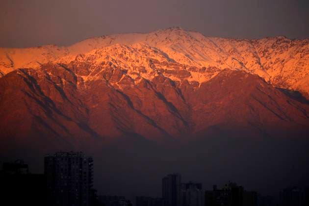 News Themen der Woche KW22 News Bilder des Tages Santiago, May 27, 2024 View of the mountain range during sunset in the Metropolitan Region Jonnathan Oyarzun Aton Chile, Santiago Chile Aton Chile Aton 905561  Copyright: JONNATHANxOYARZUN ATONxCHILE