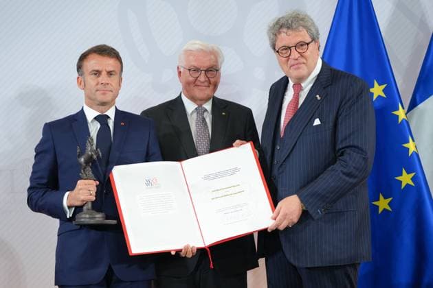News Themen der Woche KW22 Verleihung Internationaler Preis des Westfaelischen Friedens 2024 Emmanuel Macron gemeinsam mit Frank-Walter Steinmeier und Dr. Reinhard Zinkamm bei der Verleihung des westfaelischen Friedenspreis 2024, zeigen Sie den Preis und die ueberreichte Urkunde an den franzoesischen Staatspraesidenten, Muenster, 28.05.2024 Muenster Nordrhein-Westfalen Deutschland *** Presentation of the International Peace Prize of Westphalia 2024 Emmanuel Macron together with Frank Walter Steinmeier and Dr. Reinhard Zinkamm at the award ceremony of the Westphalian Peace Prize 2024, show the prize and the certificate presented to the French President, Muenster, 28 05 2024 Muenster North Rhine-Westphalia Germany