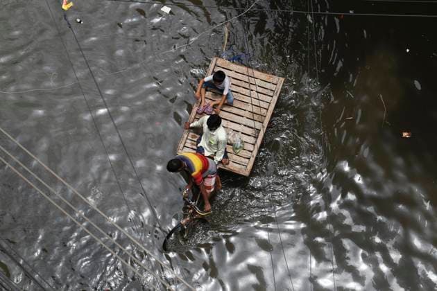 News Themen der Woche KW22 News Bilder des Tages Cyclone Remal In Bangladesh Residents are riding on a van through a waterlogged road in Dhaka, Bangladesh, on May 28, 2024, after heavy rainfall following the landfall of Cyclone Remal. Dhaka Bangladesh  Copyright: xRehmanxAsadx originalFilename: asad-notitle240528_npQqG.jpg