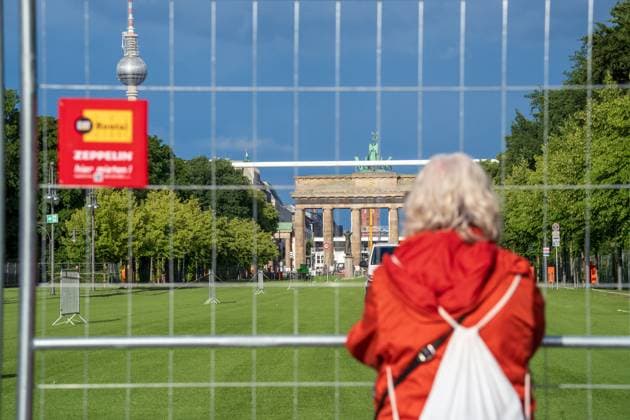 News Themen der Woche KW22 News Bilder des Tages UEFA EURO 2024, größte Fan Zone Deutschlands, Public Viewing auf Kunstrasen vor dem Brandenburger Tor, Mai 2024 Deutschland, Berlin, Mai 2024, UEFA EURO 2024, hier entsteht die größte Fan Zone Deutschlands für gemeinsames Public Viewing und Feiern, auf der Straße des 17. Juni wurde spezieller Kunstrasen ausgelegt, Berliner und Touristen bleiben neugierig am Bauzaun stehen, im Hintergrund das Brandenburger Tor, direkt davor das größte Fußballtor der Welt, hier zu sehen ein weißer Balken, die Seitenpfosten sind durch Bäume verdeckt, die Europameisterschaft startet ab 14. Juni, Motto der Fan Zone Berlin? Kickt! , Fußball, Sport, die riesige Fanmeile ist jetzt noch eine Baustelle, *** UEFA EURO 2024, Germanys largest fan zone, publ