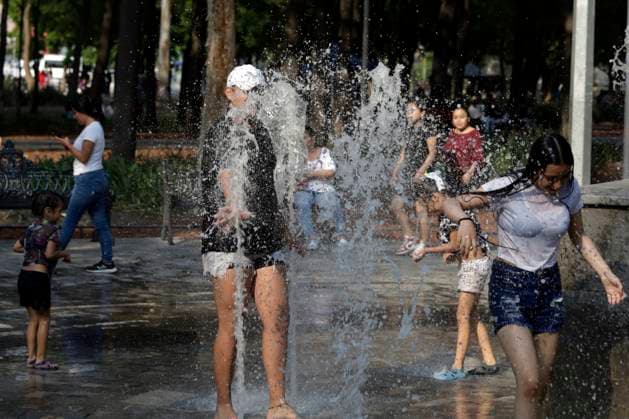Youths cool off by getting wet in a fountain at the historic center of Mexico due high temperatures that hits Mexico. Mexico City Mexico - ZUMAe321 20240528_zia_e321_009 Copyright: xLuisxBarronx