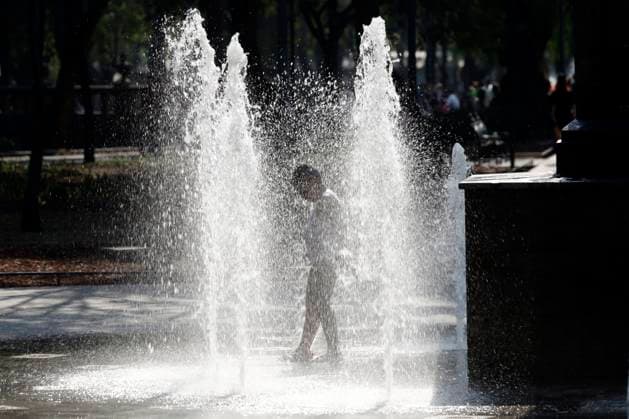 Mexico is hit by high temperatures due to the third heat wave A child cools off by getting wet in a fountain at the historic center of Mexico due high temperatures that hits Mexico. on May 28, 2024 in Mexico City, Mexico. (Photo by Carlos Tischler Eyepix Group) Copyright: xLuisxBarronx xEyepixxGroupx LB_28052024_121273