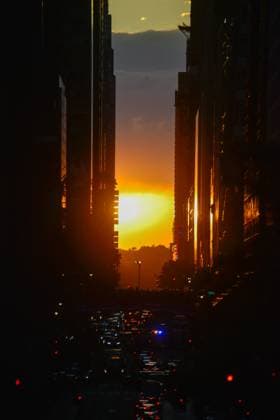 Manhattanhenge New York A general view of the Manhattanhenge at 42nd Street in Manhattan, New York, on Tuesday, May 28, 2024. This phenomenon is occurring due to the east-west arrangement of the streets of Manhattan, where at sunset, the sun is aligning with the streets of New York, completely illuminating all the streets of Manhattan from west to east. The next occurrence is happening on Friday, July 12, 2024, at 8:20 P.M. EDT (Full Sun) and Saturday, July 13, 2024, at 8:21 P.M. EDT (Half Sun). The phenomenon is visible for two consecutive days: on the first day, the sun is resting entirely on the horizon (Full Sun), and on the second day, the horizon is cutting the sun so that only half of it is visible (Half Sun). New York United Stat  Copyright: xDeccioxSerranox originalFilename: serrano-notitle240528_npXMB.jpg