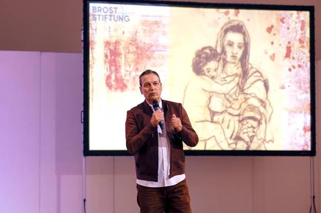 Dieter Nuhr bei der Präsentation der Wanderausstellung Woanders ist überall mit Gemälden über die Geschichte und Kultur des Ruhrgebiets von Dieter Nuhr in der Kreuzkirche. Essen, 28.05.2024 *** Dieter Nuhr at the presentation of the traveling exhibition Woanders ist überall with paintings about the history and culture of the Ruhr area by Dieter Nuhr in the Kreuzkirche Essen, 28 05 2024 Foto:xR.xStoffelsx xFuturexImagex nuhr_4534