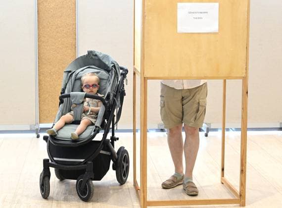 News Themen der Woche KW22 News Bilder des Tages People cast their votes on the first day of the advance voting of the European Parliament election in Espoo, Finland, on May 29, 2024. Espoo Finland  Copyright: xHeikkixSaukkomaax LKLAPH20240529091615F379