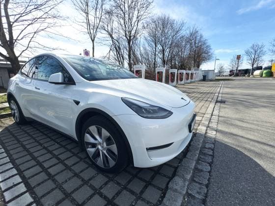 Tesla Model Y an einer Ladestation von Tesla, Supercharger Schnellladesäule in Türkheim