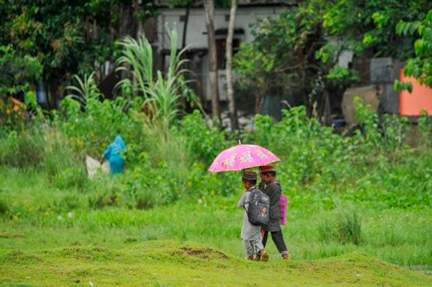 News Themen der Woche KW22 News Bilder des Tages May 29, 2024: Two little friends together getting back to home after finish the school in Telikhal area of Companygonj Upozila of Sylhet. - ZUMAr143 20240529_zap_r143_031 Copyright: xMdxRafayatxHaquexKhanx