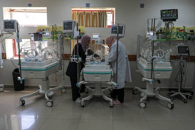 News Themen der Woche KW22 News Bilder des Tages (240529) -- GAZA, May 29, 2024 -- Medical workers take care of a baby transferred from Rafah, at Al-Aqsa Martyrs Hospital in the central Gaza Strip, on May 29, 2024. (Photo by Xinhua) MIDEAST-GAZA-HOSPITAL-BABY RizekxAbdeljawad 