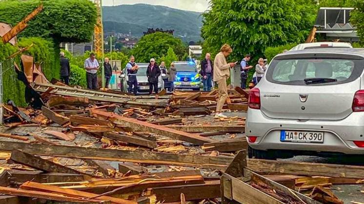 News Themen der Woche KW22 News Bilder des Tages Tornado über Hagen richtet Schäden an: Wirbelsturm fegt am Nachmittag über Hagen in Nordrhein-Westfalen - Hausdächer abgedeckt und unzählige Bäume entwurzelt - Kirchendach wird abgedeckt und auf parkende Fahrzeuge geschleudert In Hagen in NRW hat am Mittwochnachmittag ein Tornado für große Verwüstungen in der Innenstadt und den Bereichen Derchum und Emst gesorgt. Der Wirbelsturm hat Hausdächer abgedeckt, unzählige Bäume entwurzelt und Schilder sowie Lose Gegenstände aufgewirbelt. Nach Angaben der Polizei hat der Tornado auch ein Kirchendach im Klosterviertel beschädigt. Durch herabfallende Teile hätten auch einige Fahrzeuge Schaden genommen. Verletzte soll es aber nach aktuellem Stand keine geben. *** Tornado over Hagen c Copyright: xEinsatzReport24x