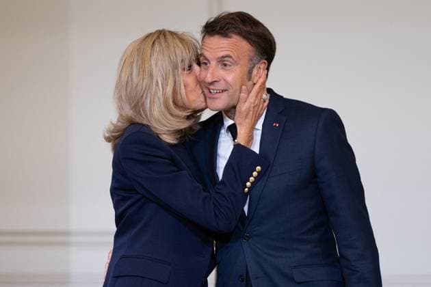 News Themen der Woche KW22 News Bilder des Tages Award ceremony No to bullying at the Elysee - Paris French President Emmanuel Macron is welcomed by a kiss his wife, French first lady Brigitte Macron during the award ceremony No to bullying rewarding students involved in the fight againt cyberbullying at the French Elysee Presidential Palace, in Paris on May 29, 2024. Photo by Raphael Lafargue ABACAPRESS.COM Paris France  Copyright: xLafarguexRaphael ABACAx