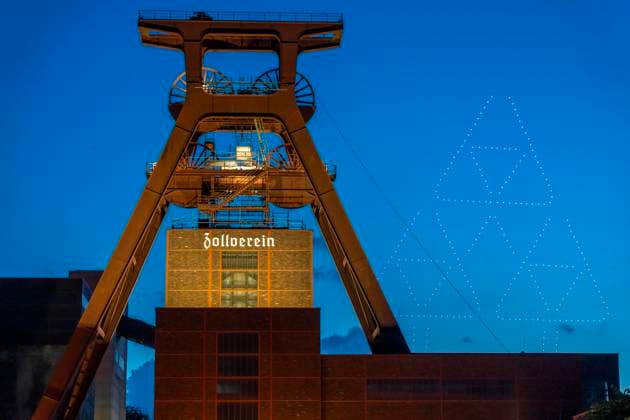 Feiern zum 25. Jubiläum der Route der Industriekultur im Ruhrgebiet, mehrtägige Feste, Höhepunkt ist die Extraschicht, die lange Nacht der Industriekultur, hier Drohnenshow an der Zeche Zollverein in Essen, mit Motiven der Route, Tetraeder, NRW, Deutschland, Route der Industriekultur *** Celebrations to mark the 25th anniversary of the Route of Industrial Heritage in the Ruhr region, festivals lasting several days, highlight is the Extraschicht, the long night of industrial heritage, here drone show at the Zollverein Coal Mine Industrial Complex in Essen, with motifs from the route, Tetraeder, NRW, Germany, Route of Industrial Heritage