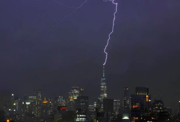 News Themen der Woche KW22 News Bilder des Tages A lightning bolt lights up the Manhattan skyline and strikes the spire of One World Trade Center during a thunder storm in New York City on Wednesday, May 29, 2024.  NYP20240529152 JohnxAngelillo