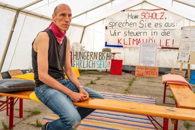 News Themen der Woche KW22 News Bilder des Tages Klimaaktivist Wolfgang Metzeler-Kick seit 85 Tagen im Hungerstreik, Berlin, 30. Mai 2024 Deutschland, Berlin, 30. Mai 2024, Klimaaktivist Wolfgang Metzeler-Kick, 49, seit 85 Tagen im Hungerstreik, befindet sich in Lebensgefahr, Kampagne Hungern bis ihr ehrlich seid , fordert mit seiner Aktion Bundeskanzler Scholz auf, öffentlich einzugestehen, daß die Klimakatastrophe den Fortbestand der Zivilisation gefährdet und deshalb politisch sofort umgesteuert werden muß, Metzeler-Kick ist inzwischen extrem abgemagert, kampiert in einem Zeltlager der Aktivisten an der Invalidenstraße, Camp in der Nähe des Bundeswirtschaftsministeriums, politische Aktion, Klimagerechtigkeit, *** Climate activist Wolfgang Metzeler Kick on hunger strike for 85 da