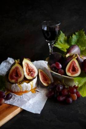 Brie cheese served with figs, honey and grapes. Brie cheese served with figs, honey and grapes. Copyright: xMilleflorexImagesx MIL230424-12