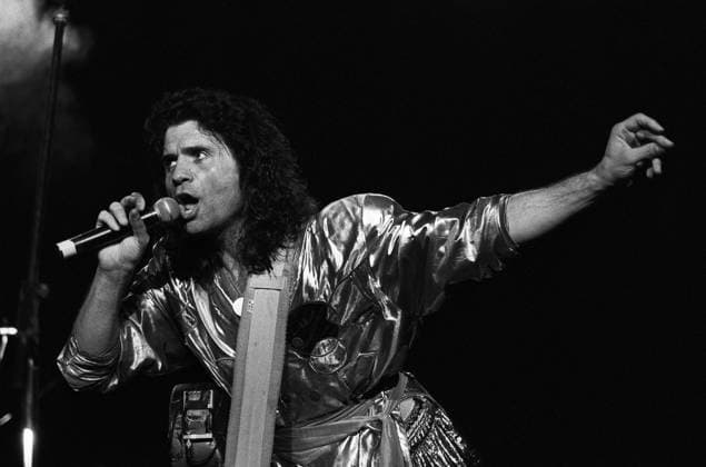 Costa Cordalis 26.06.1992, Chemnitz, Stadthalle, Kultur, Musik, Schlager,Konzert Der deutsch- griechische Schlagersänger Costa Cordalis begeisterte viele Konzertbesucher in der Chemnitzer Stadthalle mit seinem Gesang. Costa Cordalis nimmt sich Zeit für seine Fans. *** Costa Cordalis 26 06 1992, Chemnitz, Stadthalle, Culture, Music, Schlager,Concert The German-Greek pop singer Costa Cordalis thrilled many concertgoers in the Chemnitz Stadthalle with his singing Costa Cordalis takes time for his fans