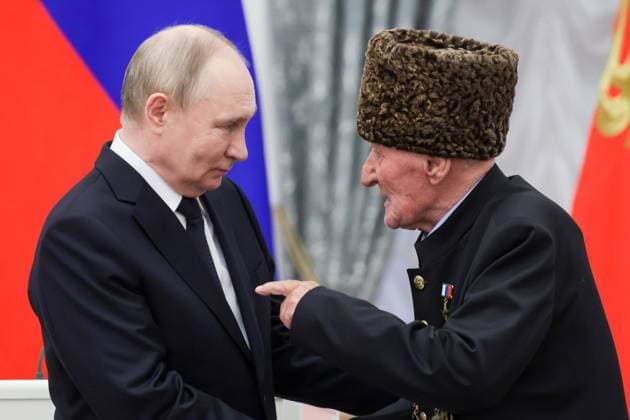 News Themen der Woche KW22 News Bilder des Tages Russland, PrÃ¤sident Putin verleiht Verdienstorden Held der Russischen FÃ¶deration in Moskau RUSSIA, MOSCOW - MAY 30, 2024: Russia s President Vladimir Putin confers the title of Hero of Russia on WWII veteran Ibragim-Pasha Sadykov, 100, during a ceremony in St Catherine Hall of the Moscow Kremlin. Vyacheslav Prokofyev Russian Presidential Press and Information Office TASS  70656402