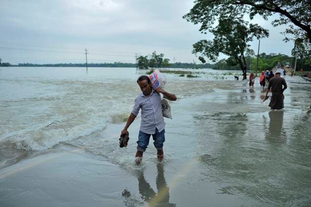 Bangladesch, Auswirkungen von Zyklon Remal May 30, 2024: Sylhet - Bangladesh: Sylhet-m Bangladesh: The road of Laughnaut village of Goainghat upazila of Sylhet has been submerged in flood water. So people are crossing between strong currents. It is noted that many people have left their homes and gone to safe shelters since last night. Due to the heavy rain caused by Cyclone Remal, Jaintapur upazila on the border of India came down from the mountains of Meghalaya last night, and Goainghat, Kanaighat and Jakiganj upazilas of Sylhet along with Jaintapur started sinking. About three lakh people of four upazilas have been trapped in the water due to sudden floods. - ZUMAr143 20240530_zap_r143_029 Copyright: xMdxRafayatxHaquexKhanx