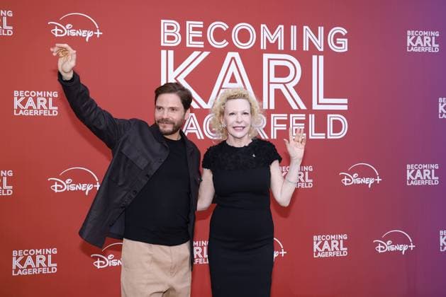 Entertainment Themen der Woche KW22 Entertainment Bilder des Tages Daniel Bruehl und Sunnyi Melles bei der Becoming Karl Lagerfeld (Disney+) Serien Premiere am 30.05.2024 in Berlin Becoming Karl Lagerfeld Serienpremiere in Berlin *** Daniel Bruehl and Sunnyi Melles at the Becoming Karl Lagerfeld Disney series premiere on 30 05 2024 in Berlin Becoming Karl Lagerfeld series premiere in Berlin