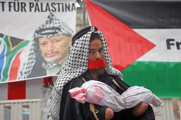News Themen der Woche KW22 Demonstration von Palästinensern Am Donnerstag, den 30. Mai fand eine Demonstration von Palästinensern gegen Israel statt, wo zahlreiche Gegner Israels lautstark gegen Netanjahu, Olaf Scholz und Annalena Baerbock wetterten, Strafen forderten und der Regierung der Bundesrepublik Untätigkeit vorwarfen, sowie Waffenlieferungen um Palästinensischen Zivilisten zu töten. Essen Nordrhein-Westfalen Deutschland *** Demonstration of Palestinians On Thursday, May 30, a demonstration of Palestinians against Israel took place, where numerous opponents of Israel loudly railed against Netanyahu, Olaf Scholz and Annalena Baerbock, demanded punishments and accused the government of Germany of inaction, as well as arms supplies to kill Palestinian civi