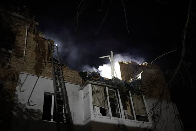 News Themen der Woche KW22 News Bilder des Tages Russia Strikes Kharkiv - Ukraine Police work at the site of the night shelling on May 31, 2024 in Kharkiv. At least three people have been killed and 16 injured after Russian missiles hit three sites in Kharkiv, Ukraine?s second-largest city, local officials said early on Friday. Accounts of the attack said the missiles hit a five-storey apartment block, a shop in a three-storey building and a sewing factory. Regional governor Oleh Syniehubov said the attacks on the city?s Novobazarskyi district, used the double tap technique; delivering a second strike soon after an initial attack on a given site. He said that, according to preliminary information, S-300 missiles were used. Kharkiv mayor Ihor Terekhov told public broadcaster Susp  Copyright: xTitovxYevhen ABACAx