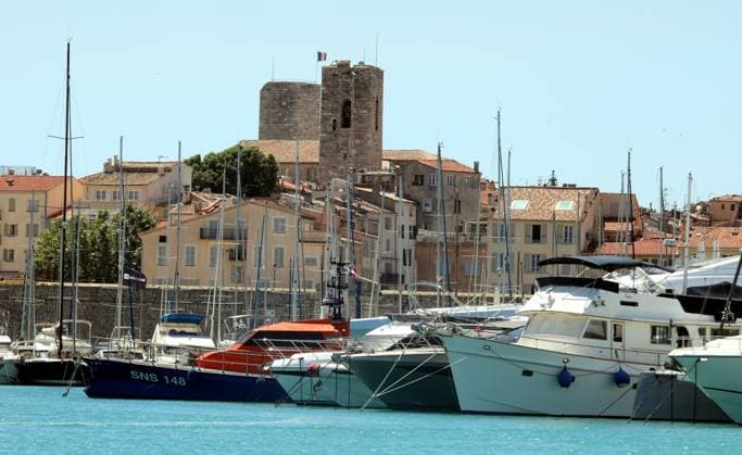 port vauban PHOTOPQR NICE MATIN Patrice Lapoirie Antibes 31 05 2024 le port dAntibes port vauban quai de milliardaires vieille ville Antibes, France, may 31st 2024 Antibes, the old town and billionaires quay in Port Vauban Antibes France  Copyright: xPHOTOPQR NICExMATIN MAXPPPxPatricexLapoiriex 20240531NIM8907 20240531NIM8911