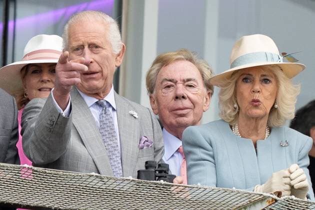 Surrey (United Kingdom), 31 05 2024.- Britain s King Charles III (C) and Queen Camilla (R) watch their horse Treasure racing next to British composer Andrew Lloyd Webber (C) during Ladies Day at the Epsom Derby in Epsom Downs in Surrey, Britain, 31 May 2024. The Epsom Derby Festival of horse racing, which dates back to 1780, takes place on 31 May and 01 June 2024. (Reino Unido) Epsom Derby Ladies Day in Surrey !ACHTUNG: NUR REDAKTIONELLE NUTZUNG!  Copyright: xTOLGAxAKMENx EA5456 20240531-55013742282_1