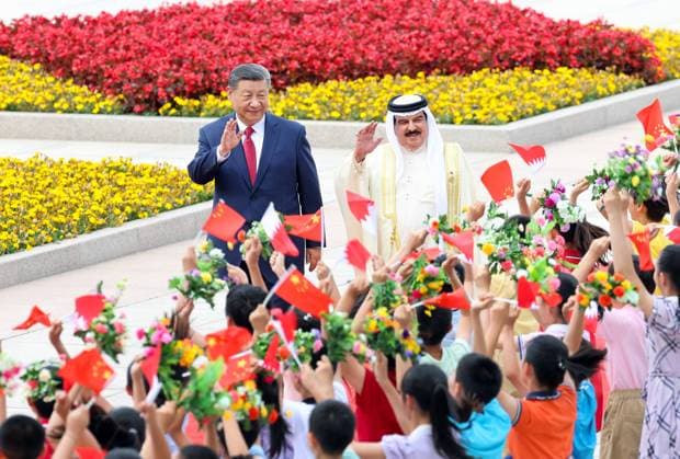 Peking, Xi Jinping empfängt Hamad bin Isa Al Khalifa in Peking (240531) -- BEIJING, May 31, 2024 -- Chinese President Xi Jinping holds a welcome ceremony for Bahrain s King Hamad bin Isa Al Khalifa at the square outside the east gate of the Great Hall of the People before their talks in Beijing, capital of China, May 31, 2024. Xi held talks with Hamad at the Great Hall of the People in Beijing on Friday. Hamad, who is in China on a state visit, attended the opening ceremony of the 10th ministerial conference of the China-Arab States Cooperation Forum. ) CHINA-BEIJING-XI JINPING-BAHRAIN-KING-TALKS (CN) YaoxDawei 