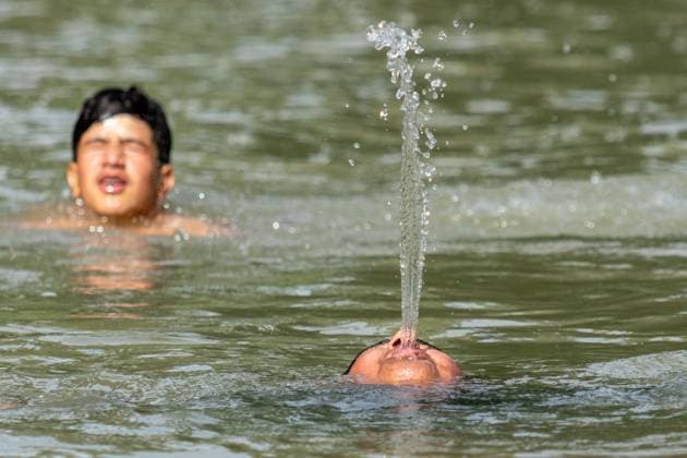 News Themen der Woche KW22 News Bilder des Tages May 31, 2024, Srinagar, Jammu And Kashmir, India: Kashmiri boys take a bath in a water canal to cool off from the scorching heat on a hot summer day in Srinagar, summer capital of Jammu and Kashmir. India, the world™s most populous nation, is being hit by one of its worst heatwave streaks ever, with many parts of the country experiencing consistent temperatures over 50 degrees Celsius, or about 122 degrees Fahrenheit. The India Meteorological Department (IMD) has issued a red alert for a heatwave in several northern Indian cities, including the country s capital city, New Delhi, and the Himalayan region of Kashmir. Srinagar India - ZUMAs197 20240531_aab_s197_033 Copyright: xFaisalxBashirx