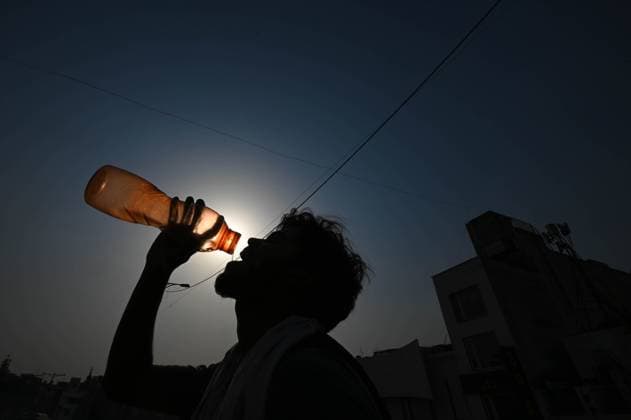 News Themen der Woche KW22 Indien, Hitzewelle in Neu Delhi NEW DELHI, INDIA - MAY 31: A person drinks water amid extreme Hot weather on May 31, 2024 in New Delhi, India. Delhi and the national capital region, which includes Gurgaon, Noida, Faridabad, Ghaziabad and more satellite towns, have been reeling under a severe heatwave for the past few days as mercury is breaking all previous records. (Photo by Sanchit Khanna Hindustan Times ) Hot Weather In Delhi-NCR