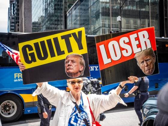 News Themen der Woche KW22 News Bilder des Tages May 31, 2024, New York, New York, USA: A demonstrator holds two signs which together read Guilty Loser in front of Trump supporters. Outside of Trump Building where Donald Trump holds a press conference the morning after hi was indicted with 34 counts on his Hush Money Trial in New York City. New York USA - ZUMAc266 20240531_znp_c266_013 Copyright: xCarlosxChiossonex