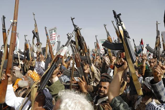 News Themen der Woche KW22 May 31, 2024, Sanaa, Sanaa, Yemen: Houthi supporters hold up weapons during a protest against the US and Israel, and in solidarity with the Palestinian people..Houthi military spokesman Yahya Sarea reported that airstrikes conducted by the United States and the United Kingdom targeted Houthi positions in Yemen, resulting in the deaths of at least 16 people and injuries to 35 others. Sanaa Yemen - ZUMAa219 20240531_zip_a219_020 Copyright: xOsamahxYahyax