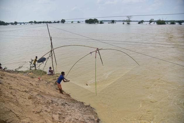 News Themen der Woche KW22 News Bilder des Tages Aftermath Of Cyclone Remal In India People are fishing on flood water after the landfall of cyclone Remal , in Nagaon district of Assam, India, on June 1, 2024. Nagaon India  Copyright: xAnuwarxHazarikax originalFilename: hazarika-notitle240601_npsf5.jpg