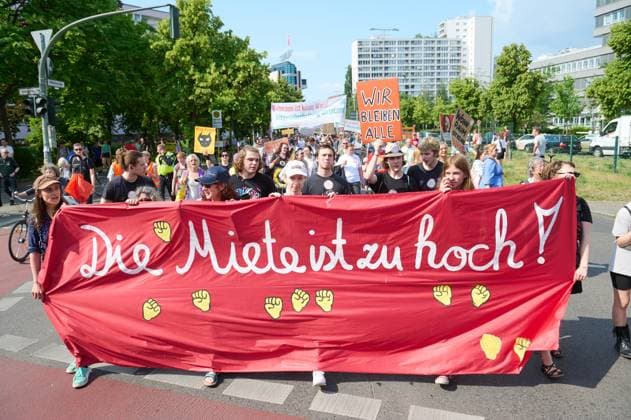 Bilder des Jahres 2024, News 06 Juni News Themen der Woche KW22 News Bilder des Tages Mietendemo im Berliner Zentrum am Samstag, 01.06.2024. Unter dem Titel Die Miete ist zu hoch! rief das Buendnis Gemeinsam gegen Verdraengung und Mietenwahnsinn bestehend aus rund 150 Mieterinitiativen, Hausgemeinschaften und Organisationen wie dem Berliner Mieterverein und die Gewerkschaft Verdi zu der Demonstration auf. Mehrere tausend Menschen protestierten gegen steigende Mieten, Zwangsraeumungen und fuer bezahlbaren Wohnraum. (Siehe epd-Meldung vom 01.06.2024) EDITORIAL USE ONLY *** Rent demonstration in central Berlin on Saturday, 01 06 2024 Under the title Die Miete ist zu hoch (The rent is too high), the alliance Gemeinsam gegen Verdraengung und Mietenwahnsinn (Together against repression and rent madness), consisting of around 1 Copyright: epd-bild ChristianxDitsch D24D0601Mietendemo160213