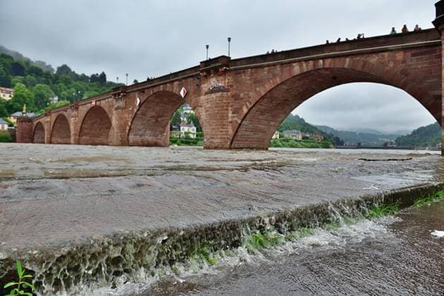 Bilder des Jahres 2024, News 06 Juni News Themen der Woche KW22 News Bilder des Tages 1.6.2024 Flut Hochwasser in Heidelberg. Hier im Bereich der alten Brücke tritt der Neckar ab einem Pegel von etwa 3,4 Metern über das Ufer und überspült die Strasse. Mitarbeiter der Stadt montieren Flutbarrieren, da im Laufe des Sonntags ein Pegelstand von ca 4,6 Metern erwartet wird. Heidelberg Alte Brücke Baden Württemberg Deutschland *** 1 6 2024 Flood Flood in Heidelberg Here in the area of the old bridge, the Neckar overflows its banks from a level of around 3.4 meters and floods the road City employees install flood barriers, as a water level of around 4.6 meters is expected during Sunday Heidelberg Old Bridge Baden Württemberg Germany