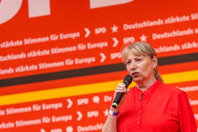 Großkundgebung der SPD in Leipzig vor Kommunal- und Europawahl. Es kam zu vereinzelten Störaktionen von Menschen der Letzten Generation und Pro-Palästina Anhängern. Hier die sächsische Gesundheits und Sozialministerin Petra Köpping. Wahlkampf SPD *** Large SPD rally in Leipzig before local and European elections There were isolated disruptive actions by people of the last generation and pro-Palestine supporters Here the Saxon Health and Social Affairs Minister Petra Köpping SPD election campaign