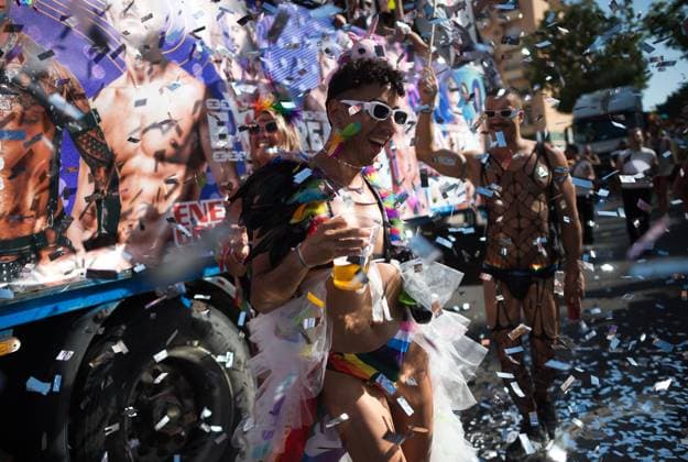 News Themen der Woche KW22 News Bilder des Tages Torremolinos LGBTIQ+ Pride celebration in Malaga, Spain - 01 Jun 2024 A man is seen dancing under confetti as he takes part in a demonstration in support of the rights of LGTBIQ+ people, as part of the LGTBIQ+ Pride celebrations. The LGTBIQ+ Pride of Torremolinos is internationally known as a meeting point for LGTBIQ+ people in a colourful and festive atmosphere, where thousands of people celebrate the fight of the LGTBIQ+ movement for equality and respect. Malaga Spain Copyright: xJesusxMeridax xSOPAxImagesx 01062024_JMERIDA1-20