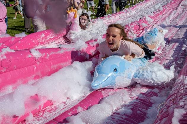 News Themen der Woche KW22 News Bilder des Tages Pink Soup Festival in Vilnius, Lithuania - 01 Jun 2024 People slide down a water slide into a giant fake soup bowl during the Pink Soup Fest in Vilnius. Cold beetroot soup (saltibarsciai in Lithuanian) is a traditional Lithuanian dish usually served in summer and made with buttermilk or kefir, hard-cooked eggs, cucumbers, dill and pickled beetroot which gives the soup its bright pink color. Vilnius Pink Soup Fest is held this year for the second time and kick-start the summer season in the city. Vilnius Lithuania Copyright: xYauhenxYerchakx xSOPAxImagesx pink_soup_fest_vilnius_yerchak_0606