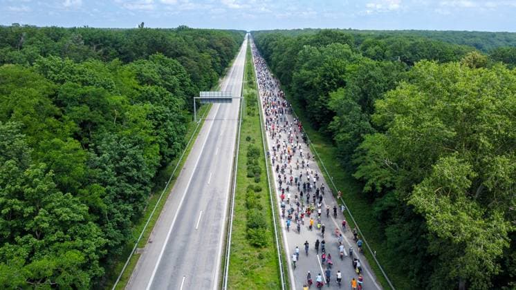 Bilder des Jahres 2024, News 06 Juni News Themen der Woche KW22 News Bilder des Tages ADFC_Sternfahrt 2024 Deutschland, Berlin am 02.06.2024: Drohnen Aufnahme. Viele tausende Menschen fahren Fahrrad auf der Avus (Autobahn A115) vom Wannsee Richtung Berlin. *** ADFC rally 2024 Germany, Berlin on 02 06 2024 Drone recording Many thousands of people ride bicycles on the Avus Autobahn A115 from Wannsee towards Berlin
