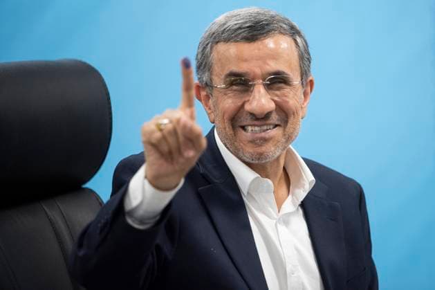 News Bilder des Tages Iran: The fourth day of presidential candidates registration ahead of elections Former Iranian president Mahmoud Ahmadinejad shows his ink finger to the media while registering his name as a candidate for the June 28 presidential election at the Interior Ministry in Tehran, Iran, Sunday, June 2, 2024. Tehran Tehran Iran Copyright: SobhanxFarajvan