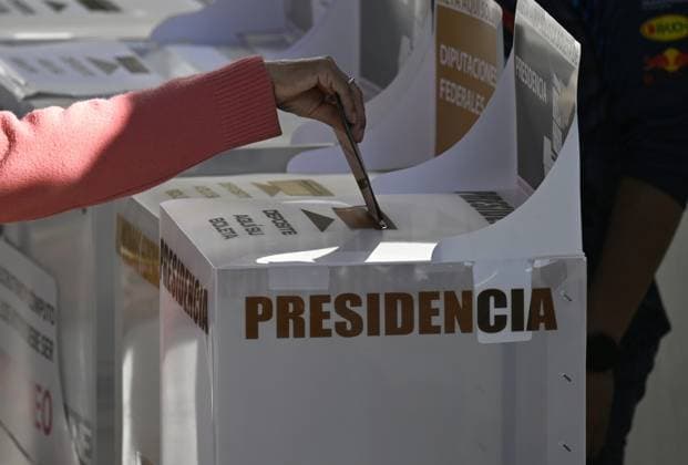 (240602) -- MEXICO CITY, June 2, 2024 -- A voter casts her ballot at a polling station in San Andres Totoltepec, Mexico City, Mexico, June 2, 2024. Sunday s general elections are considered the largest in Mexico s modern history, with the presidency, legislative seats, governorships and local government positions up for grabs. ) MEXICO-MEXICO CITY-GENERAL ELECTIONS LixMuzi 