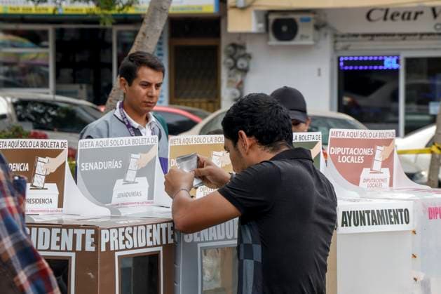 June 2, 2024, Chilpancingo, Guerrero, Mexico: The state police guard polls installed in the central avenue of Chilpancingo, capital of the state of Guerrero in this 2024 electoral process, the most violent state in this electoral process Chilpancingo Mexico - ZUMAj170 20240602_zip_j170_003 Copyright: xDavidxJuarezx
