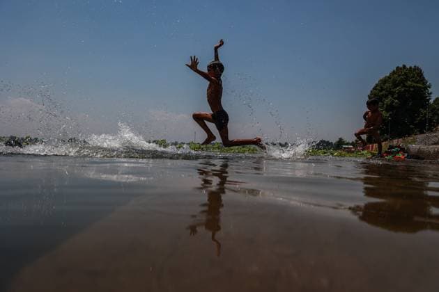 News Themen der Woche KW22 Hot Weather In Kashmir Kashmir boys are swimming as they take a bath on a hot sunny day in Mansbal, District Ganderbal, Jammu and Kashmir, India, on June 2, 2024. Large parts of the country are witnessing a searing and longer-than-usual heatwave, with record-breaking day temperatures. Over the past few days, the heat is claiming lives in multiple states including Delhi, Bihar, Odisha, and Gujarat. Ganderbal India  Copyright: xNasirxKachroox originalFilename: kachroo-notitle240602_npLlS.jpg