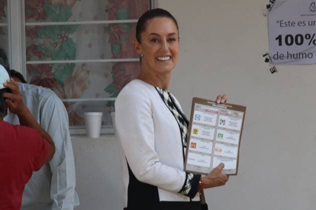 Claudia Sheinbaum Pardo, candidate for the Presidency of Mexico by Sigamos Haciendo Historia coalition shows a electoral ballot before casting their vote at a polling booth during the 2024 Mexico s general election. on June 2, 2024, Mexico City, Mexico. Mexico City Mexico - ZUMAe321 20240602_zia_e321_105 Copyright: xJosexLuisxToralesx
