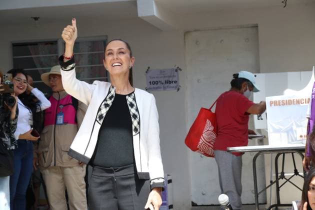 Bilder des Jahres 2024, News 06 Juni News Themen der Woche KW22 News Bilder des Tages Claudia Sheinbaum Pardo, candidate for the Presidency of Mexico by Sigamos Haciendo Historia coalition shows their finger after casting their vote at at ballot boxes during the 2024 Mexico s general election. on June 2, 2024, Mexico City, Mexico. Mexico City Mexico - ZUMAe321 20240602_zia_e321_116 Copyright: xJosexLuisxToralesx