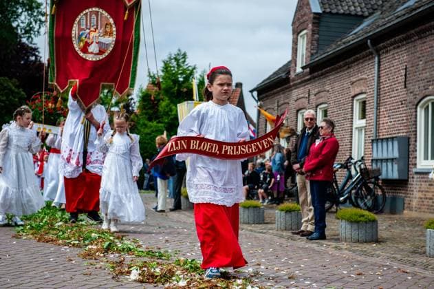 News Themen der Woche KW22 News Bilder des Tages June 2, 2024, Boxmeer, North Brabant, Netherlands: A girl holds a placard with a Latin text during the Boxmeerse Vaart , ancient Holy Blood procession. The Boxmeerse Vaart is an ancient Holy Blood procession. Tradition says that a priest doubted the conversion of bread and wine into the body and blood of Christ. Thousands of people attended the procession, a tradition for almost 625 years..The blood fizzed over the chalice and a drop remained on the corporal (white cloth) after the priest acknowledged his mistake. This cloth has been preserved and stored in the silver reliquary and is taken along in the Boxmeerse Vaart. Boxmeer Netherlands - ZUMAs197 20240602_aaa_s197_144 Copyright: xAnaxFernandezx