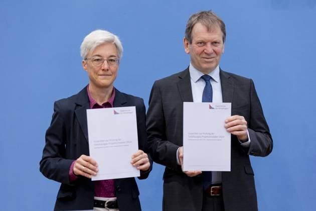 News Themen der Woche KW23 News Bilder des Tages Prof. Dr. Hans-Martin Henning, Vorsitzender vom Expertenrat fâˆöÂºr Klimafragen (ERK) und Dr. Brigitte Knopf, Stellv. Vorsitzende vom Expertenrat fâˆöÂºr Klimafragen, aufgenommen im Rahmen der Pressekonferenz zum Sondergutachten zur Pruefung der Treibhausgas-Projektionsdaten 2024 im Haus der Bundespressekonferenz in Berlin, 03.06.2024. Berlin Deutschland *** Prof Dr Hans Martin Henning, Chairman of the Expert Council for Climate Issues ERK and Dr Brigitte Knopf, Deputy Chairwoman of the Expert Council for Climate Issues, recorded during the press conference on the special report on the review of the greenhouse gas projection data 2024 at the Haus der Bundespressekonferenz in Berlin, 03 06 2024 Berlin Germany Copyright: xLorenzxHuterxphotothek.dex