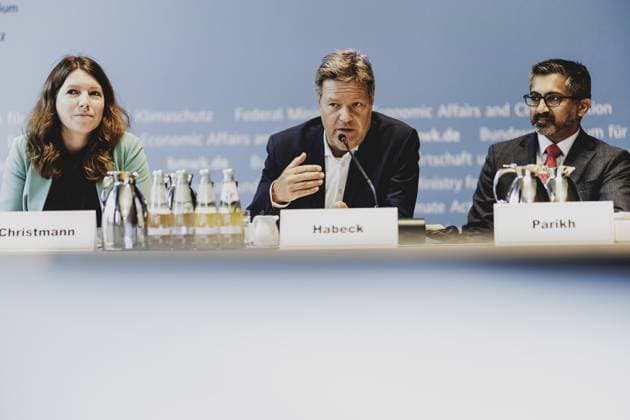 Bilder des Jahres 2024, News 06 Juni News Themen der Woche KW23 News Bilder des Tages (L-R) Anna Christmann, Koordinatorin der Bundesregierung fuer die deutsche Luft- und Raumfahrtpolitik, Robert Habeck (Buendnis 90 Die Gruenen), Bundesminister fuer Wirtschaft und Klimaschutz und Vizekanzler, und Chirag Parikh, Geschaeftsfuehrenden Sekretaer des Nationalen Weltraumrates der USA, aufgenommen im Rahmen der Eroeffnungsreden zum Deutsch-US-Amerikanischen Raumfahrtdialog in Berlin, 03.06.2024. Berlin Deutschland *** L R Anna Christmann, Federal Government Coordinator for German Aerospace Policy, Robert Habeck Buendnis 90 Die Gruenen , Federal Minister of Economics and Climate Protection and Vice Chancellor, and Chirag Parikh, Executive Secretary of the US National Space Council, recorded during the opening speeches of the German Copyright: xFlorianxGaertnerxphotothek.dex