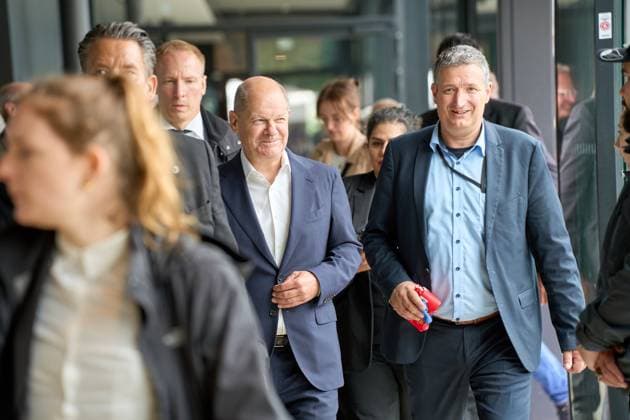Bundeskanzler Olaf Scholz besucht den Olympiapark in München, Bayern anlässlich zur UEFA EURO 2024